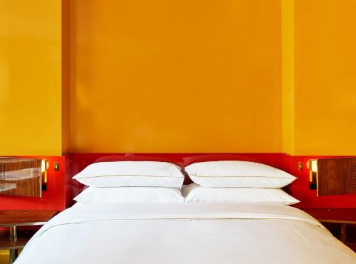 Habitación Deluxe con cama extragrande del hotel The Manner, The Unbound Collection by Hyatt