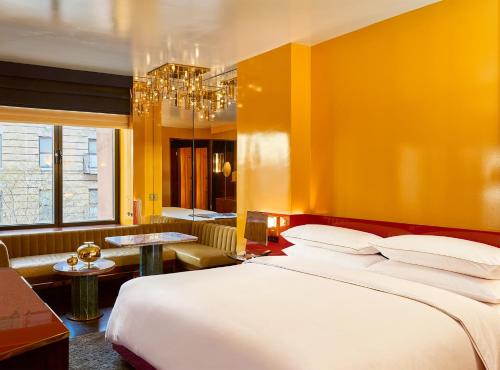 Habitación Esquinera con cama extragrande del hotel The Manner, The Unbound Collection by Hyatt