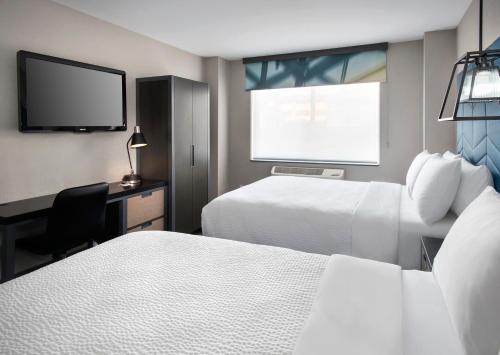 Habitación con 2 camas grandes - Adaptada para personas con problemas de audición del hotel Four Points by Sheraton Manhattan SoHo Village. Foto 3