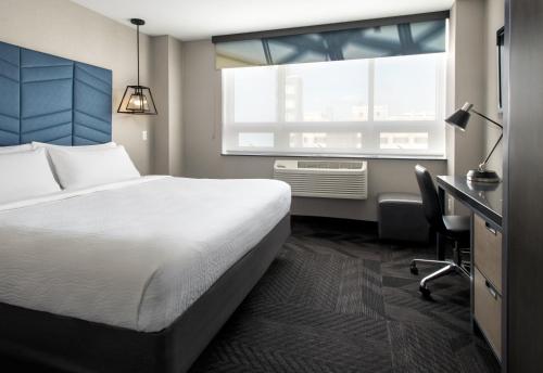 Habitación Doble - adaptada para personas con problemas de audición - cama extragrande del hotel Four Points by Sheraton Manhattan SoHo Village. Foto 2