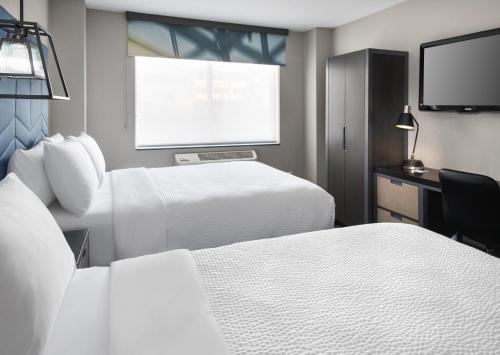 Habitación Doble - adaptada para personas con problemas de audición - cama extragrande del hotel Four Points by Sheraton Manhattan SoHo Village. Foto 3