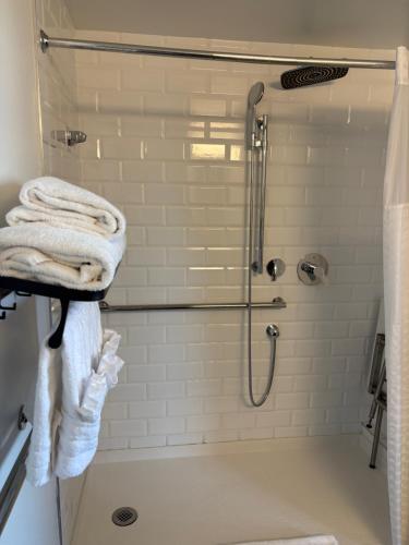 Suite con cama extragrande y vistas al perfil urbano - Planta Superior del hotel Four Points by Sheraton Manhattan SoHo Village. Foto 1