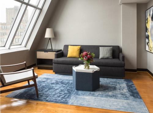 Suite con cama extragrande y vistas al perfil urbano - Planta Superior del hotel Four Points by Sheraton Manhattan SoHo Village. Foto 6