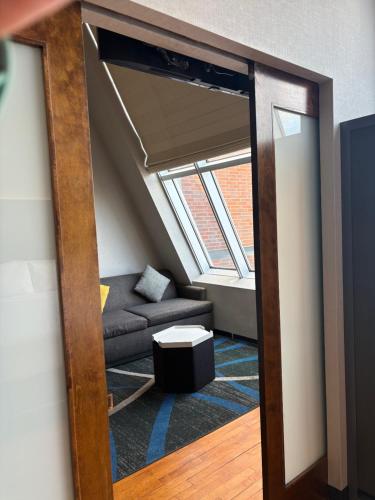 Suite con cama extragrande y vistas al perfil urbano - Planta Superior del hotel Four Points by Sheraton Manhattan SoHo Village. Foto 7