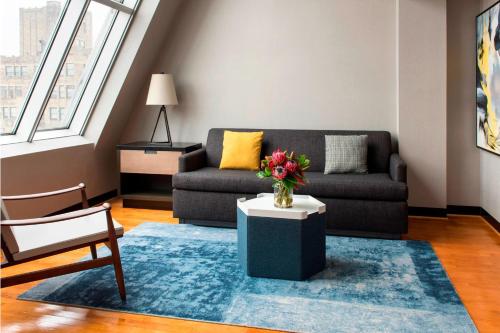 Suite con cama extragrande y vistas al perfil urbano - Planta Superior del hotel Four Points by Sheraton Manhattan SoHo Village. Foto 10