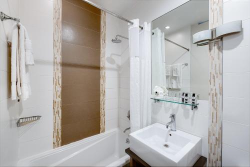 Habitación - 1 cama extragrande - No fumadores del hotel Condor Hotel Brooklyn. Foto 2