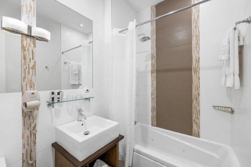 Habitación - 1 cama extragrande - No fumadores del hotel Condor Hotel Brooklyn. Foto 8