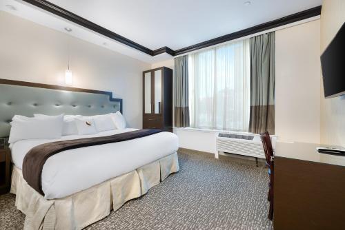 Habitación Esquinera - 1 cama extragrande - No fumadores del hotel Condor Hotel Brooklyn. Foto 4