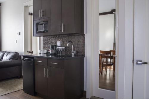 Suite Deluxe con 1 dormitorio y cama extragrande - No fumadores del hotel Condor Hotel Brooklyn. Foto 8