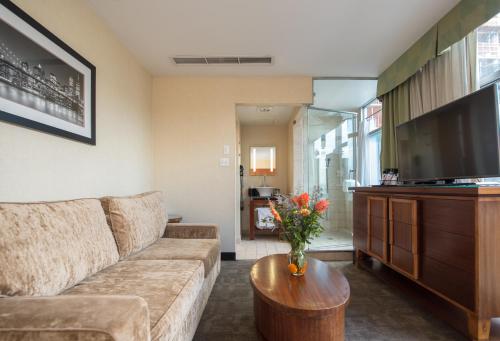 Suite con cama extragrande del hotel SoHo 54. Foto 3