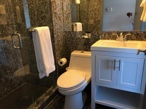 Habitación Estándar - Cama extragrande del hotel The Ridge. Foto 14