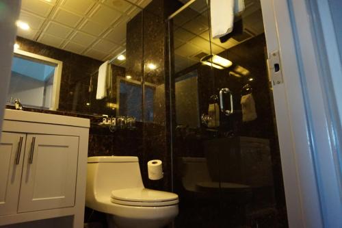 Habitación Estándar - Cama extragrande del hotel The Ridge. Foto 17