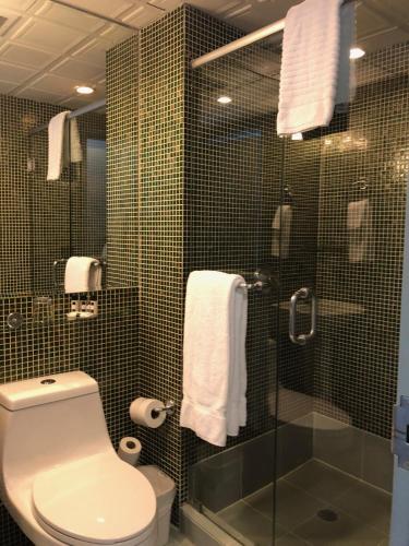 Habitación Three's Company del hotel The Ridge. Foto 16