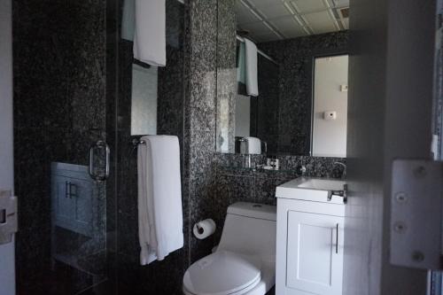 Habitación Three's Company del hotel The Ridge. Foto 17