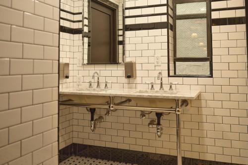 Litera en camarote con baño compartido del hotel The Jane. Foto 1