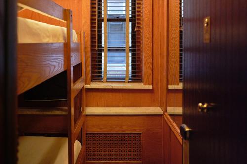 Litera en camarote con baño compartido del hotel The Jane. Foto 3