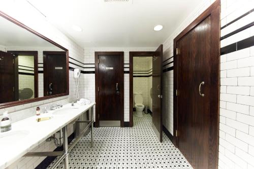 Litera en camarote con baño compartido del hotel The Jane. Foto 2