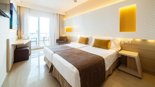 Habitación Triple con acceso al parque acuático del hotel Almirante Farragut
