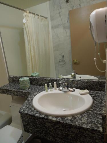 Habitación Doble - No fumadores del hotel Red Carpet Inn Brooklyn. Foto 4