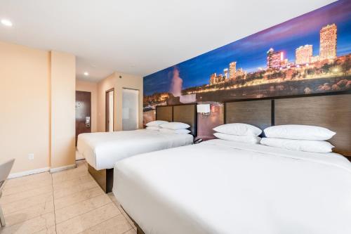 Habitación adaptada para personas con movilidad reducida - Cama grande del hotel Knights Inn Brooklyn Sunset Park