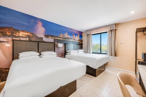 Habitación con cama grande del hotel Knights Inn Brooklyn Sunset Park. Foto 1