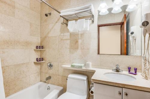 Habitación con cama grande del hotel Knights Inn Brooklyn Sunset Park. Foto 2