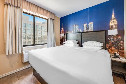 Habitación con cama extragrande. del hotel Knights Inn Brooklyn Sunset Park. Foto 1