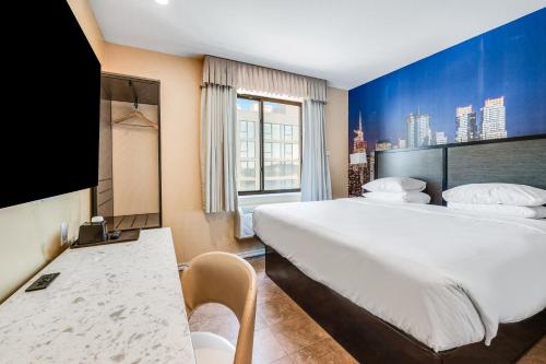 Habitación con cama extragrande. del hotel Knights Inn Brooklyn Sunset Park. Foto 2