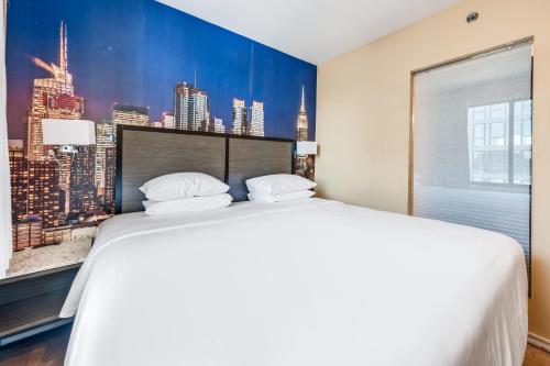 Habitación con cama extragrande. del hotel Knights Inn Brooklyn Sunset Park. Foto 3