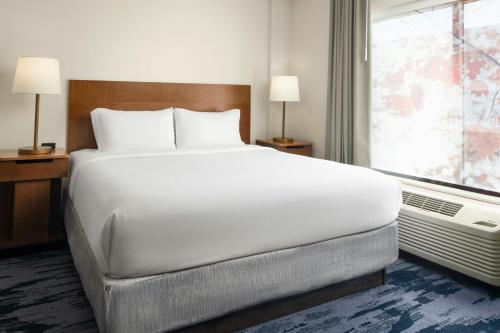 Habitación adaptada para personas de movilidad reducida con cama extragrande y ducha a ras de suelo del hotel Fairfield Inn y Suites Newark Liberty Internationa