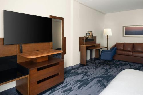 Studio with King Bed and Sofa Bed - Hearing Accessible del hotel Fairfield Inn y Suites Newark Liberty Internationa. Foto 2