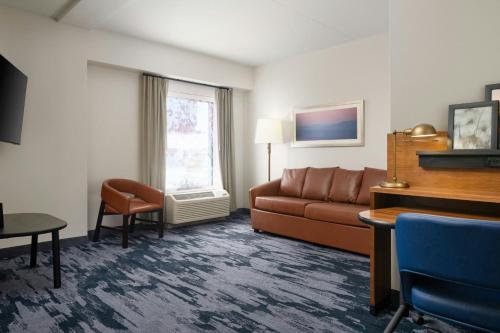 Estudio con cama extragrande y sofá cama del hotel Fairfield Inn y Suites Newark Liberty Internationa. Foto 3