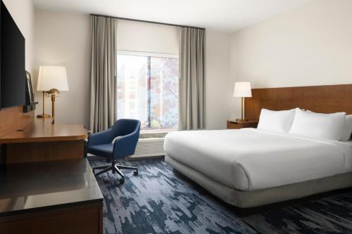 Estudio con cama extragrande y sofá cama del hotel Fairfield Inn y Suites Newark Liberty Internationa