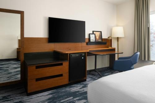 Estudio con cama extragrande y sofá cama del hotel Fairfield Inn y Suites Newark Liberty Internationa. Foto 3