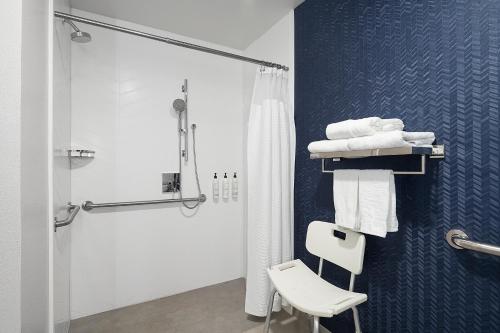 Habitación Doble con 2 camas dobles y ducha accesible en silla de ruedas - Adaptada para personas con movilidad reducida del hotel Fairfield Inn y Suites Newark Liberty Internationa. Foto 1