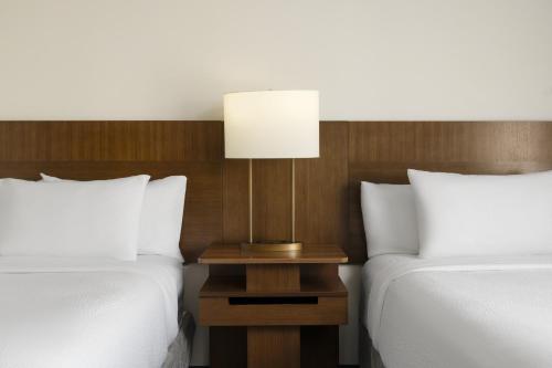 Habitación Doble con 2 camas dobles y ducha accesible en silla de ruedas - Adaptada para personas con movilidad reducida del hotel Fairfield Inn y Suites Newark Liberty Internationa. Foto 2