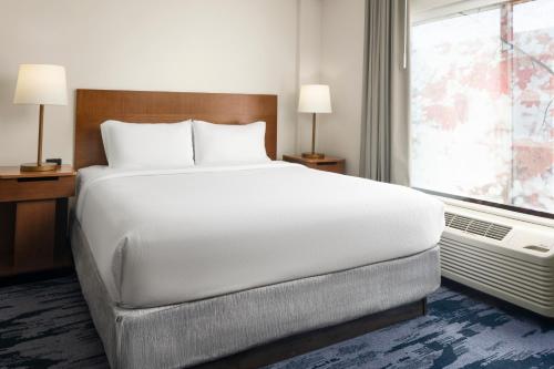 Habitación adaptada para personas con movilidad reducida con bañera adaptada - 1 cama extragrande del hotel Fairfield Inn y Suites Newark Liberty Internationa. Foto 1