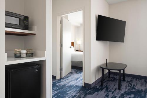 Suite de 1 dormitorio - 1 cama extragrande del hotel Fairfield Inn y Suites Newark Liberty Internationa