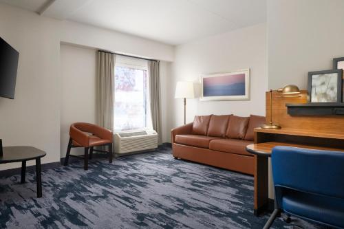 Suite de 1 dormitorio - 1 cama extragrande del hotel Fairfield Inn y Suites Newark Liberty Internationa. Foto 1
