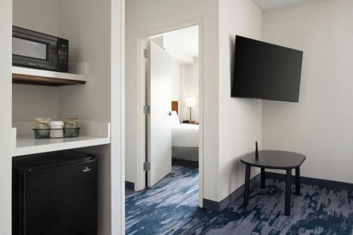Suite de 1 dormitorio - 1 cama extragrande del hotel Fairfield Inn y Suites Newark Liberty Internationa. Foto 3