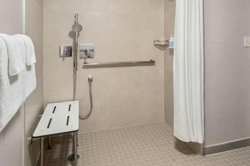 Habitación adaptada para personas con movilidad reducida con bañera adaptada - 1 cama extragrande del hotel Courtyard Newark Liberty International Airport. Foto 1