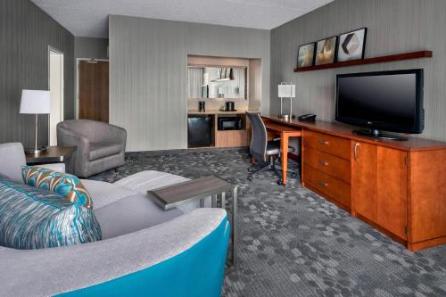 Suite Junior con 1 dormitorio y 2 camas dobles - Renovada recientemente del hotel Courtyard Newark Liberty International Airport. Foto 1