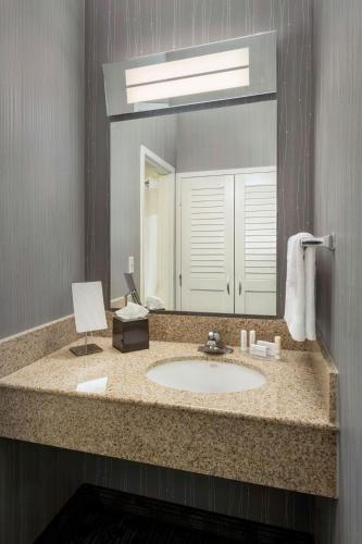 Suite Junior del hotel Courtyard Newark Liberty International Airport. Foto 2