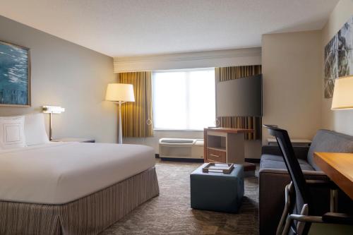 King Suite with Bathtub, Transfer Shower and Sofa Bed - Mobility Access/Hearing Accessible del hotel SpringHill Suites Newark International Airport. Foto 4