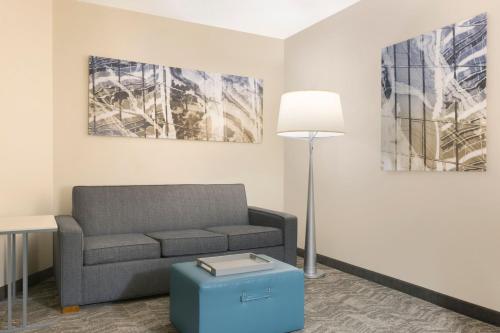 Suite Doble - 2 camas dobles y 1 sofá cama del hotel SpringHill Suites Newark International Airport. Foto 3