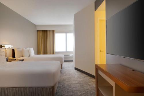 Double Suite with Two Double Beds, Roll - In Shower and Sofa Bed - Mobility Access/Hearing Accessible del hotel SpringHill Suites Newark International Airport