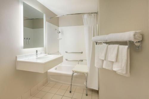 Double Suite with Two Double Beds, Roll - In Shower and Sofa Bed - Mobility Access/Hearing Accessible del hotel SpringHill Suites Newark International Airport. Foto 9