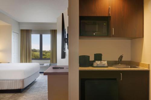 King Suite with Roll - In Shower and Sofa Bed - Mobility Access/Hearing Accessible del hotel SpringHill Suites Newark International Airport. Foto 2