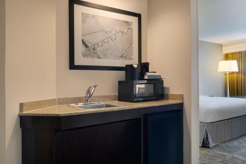 King Suite with Roll - In Shower and Sofa Bed - Mobility Access/Hearing Accessible del hotel SpringHill Suites Newark International Airport. Foto 3