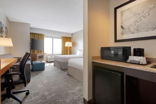 Double Suite with Two Double Beds, Bathtub, Transfer Shower and Sofa Bed - Mobility Access/Hearing Accessible del hotel SpringHill Suites Newark International Airport. Foto 1